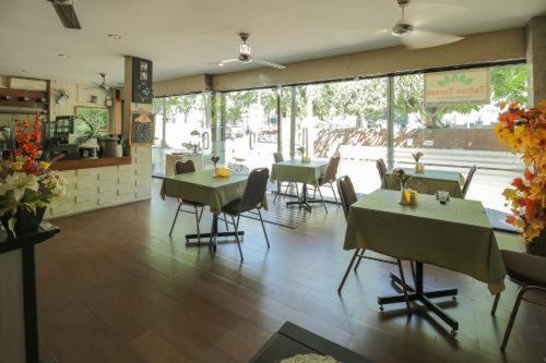 Tuban Torres Accommodation Кута Экстерьер фото